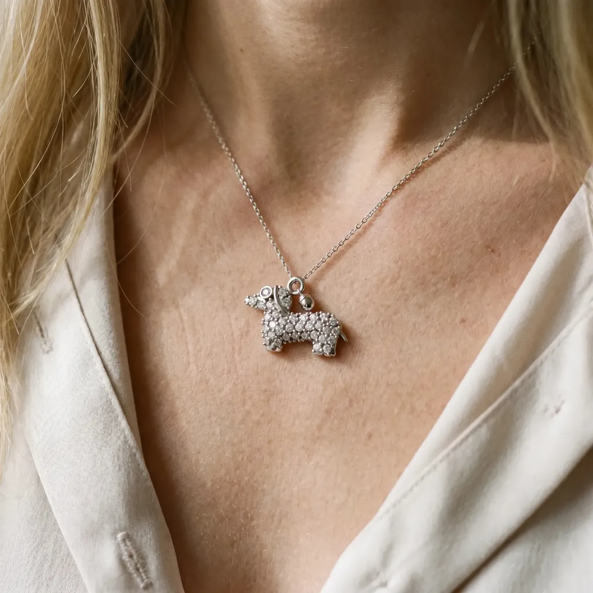 Pavé Round Diamond Prong-Set Dachshund Pendant White gold