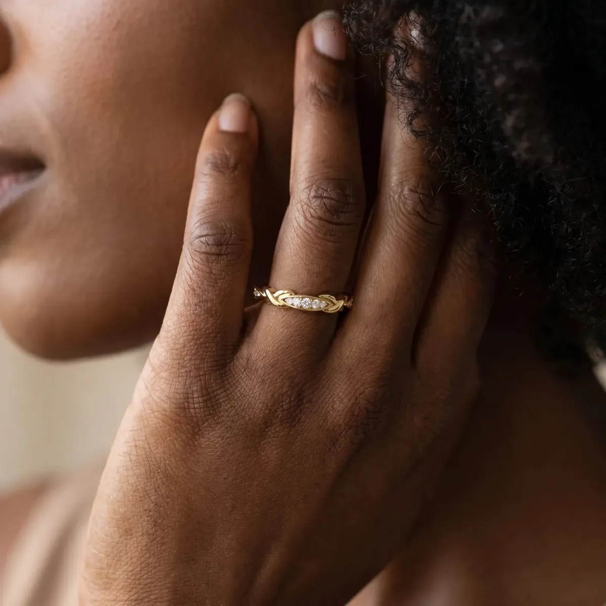 Twisted Marquise Diamond Pavé Band with Shared Prong Setting Yellow gold