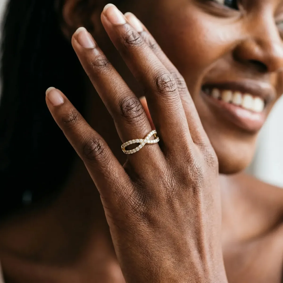 Pavé Round Diamond Infinity Twist Band with Shared Prong Setting Yellow gold