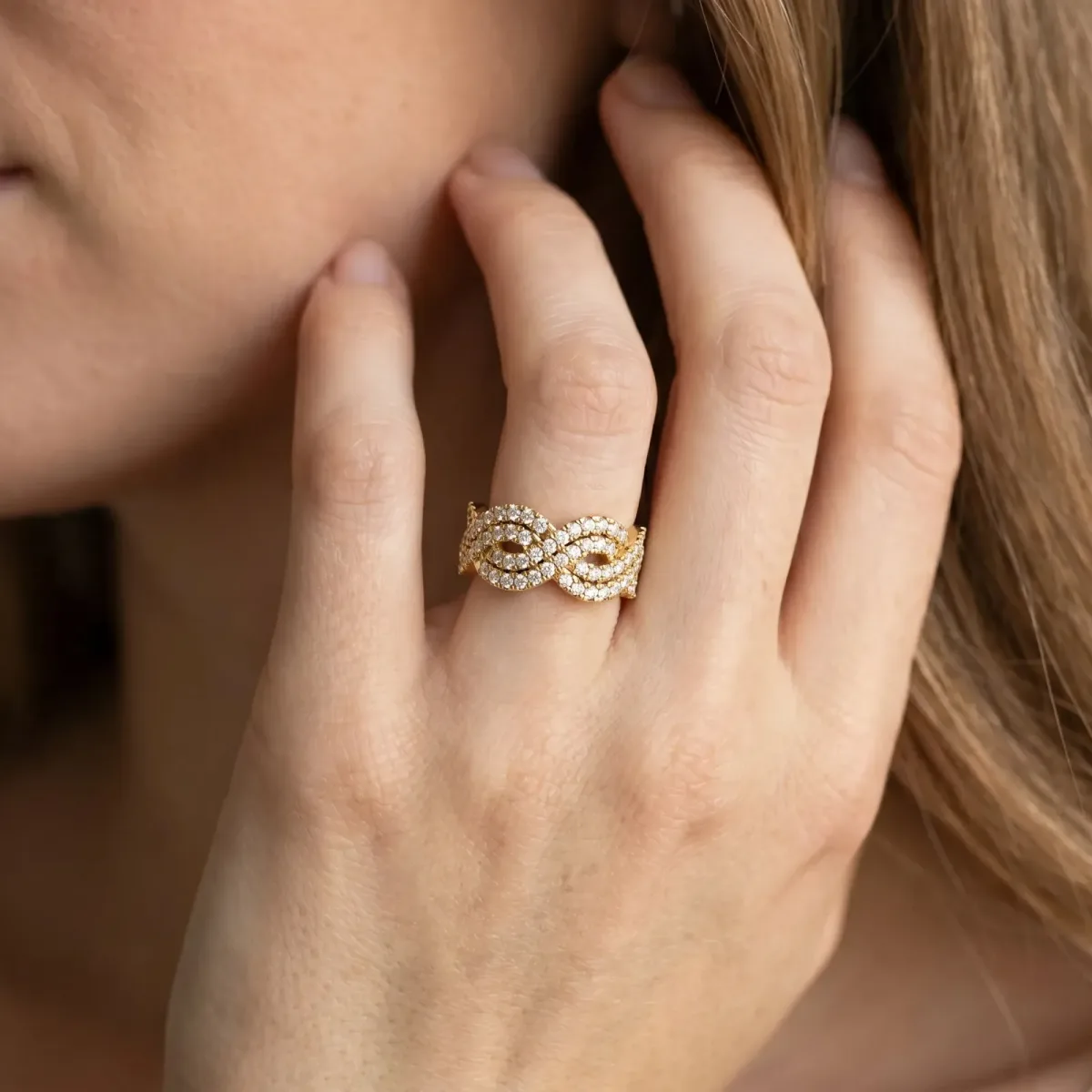Pavé Round Diamond Infinity Twist Band with Shared Prong Setting Yellow gold