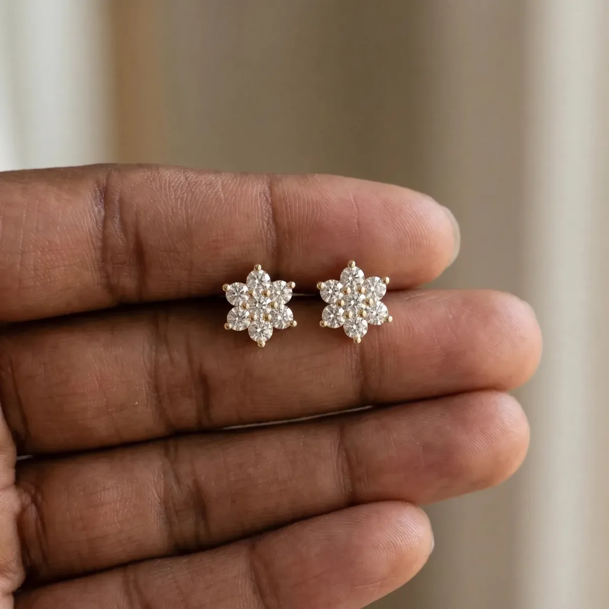 Cluster Round Diamond Stud Earrings Yellow gold