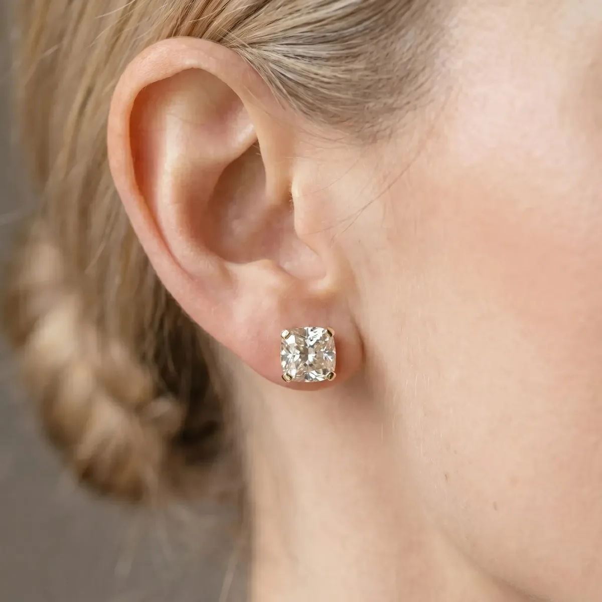 Cushion Cut Diamond Stud Earrings Yellow gold