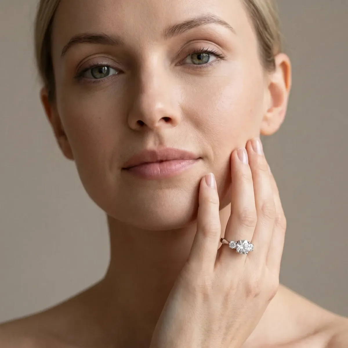Round Cut Brilliant Three-Stone Bamboo Band with Prong Setting White gold
