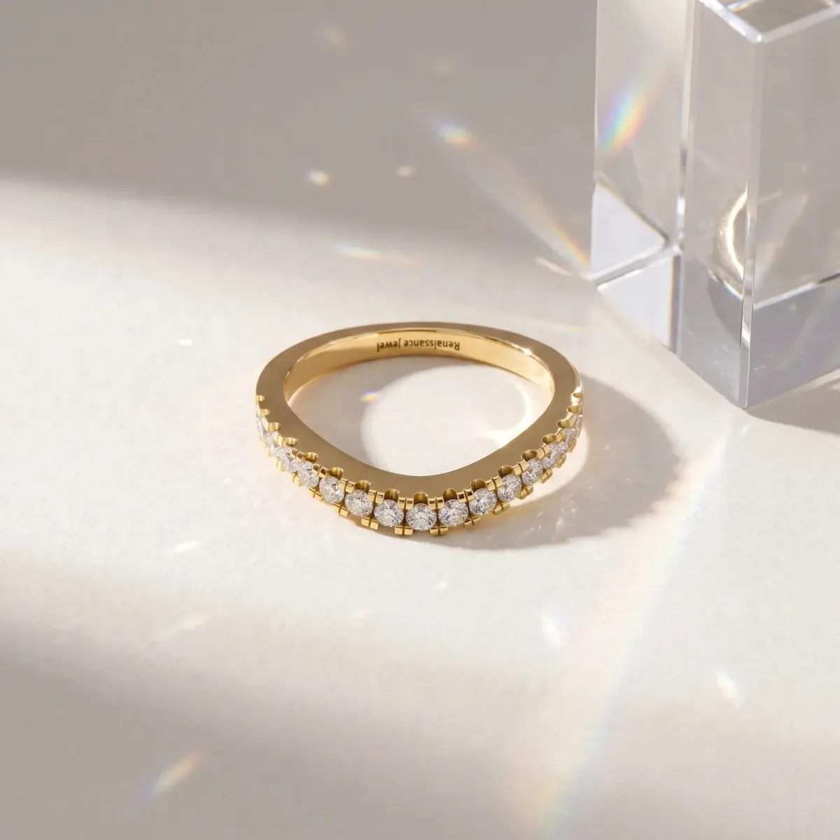 Round Diamond Pavé Curved Band with Shared Prong Setting Yellow gold