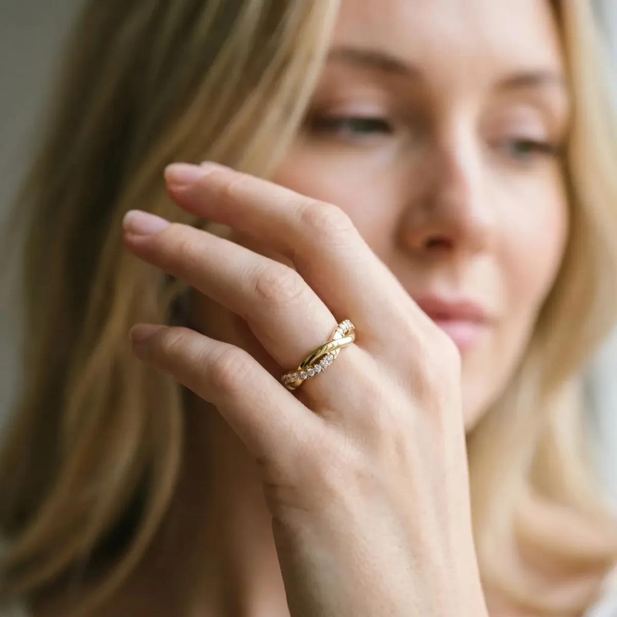 Round Diamond Twisted Infinity Band with Prong Setting Yellow gold
