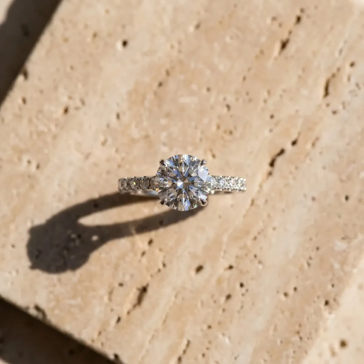 Round Cut Diamond Solitaire Pavé Band with Four-Prong Setting White gold