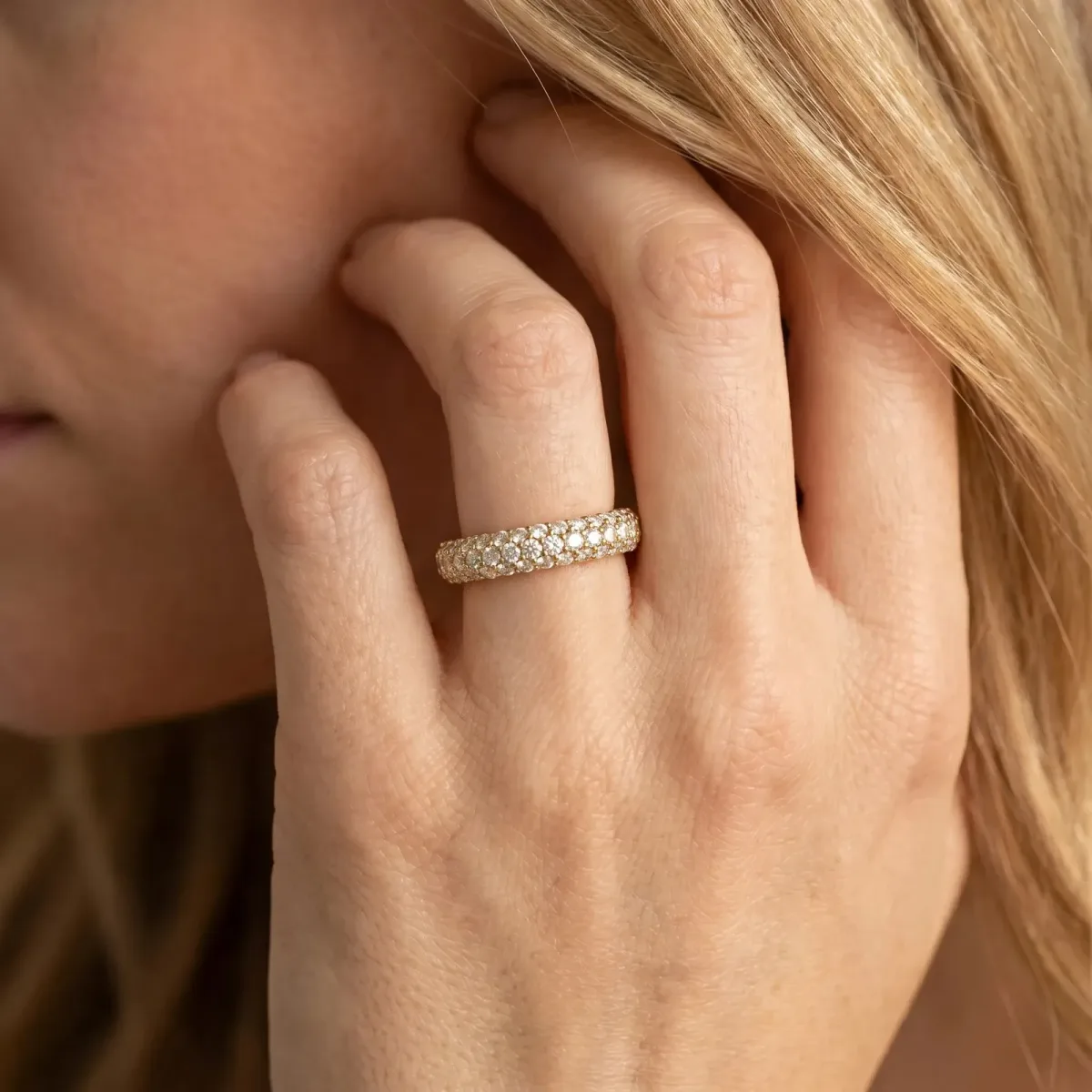 Round Diamond Pavé Eternity Band with Shared Prong Setting Yellow gold