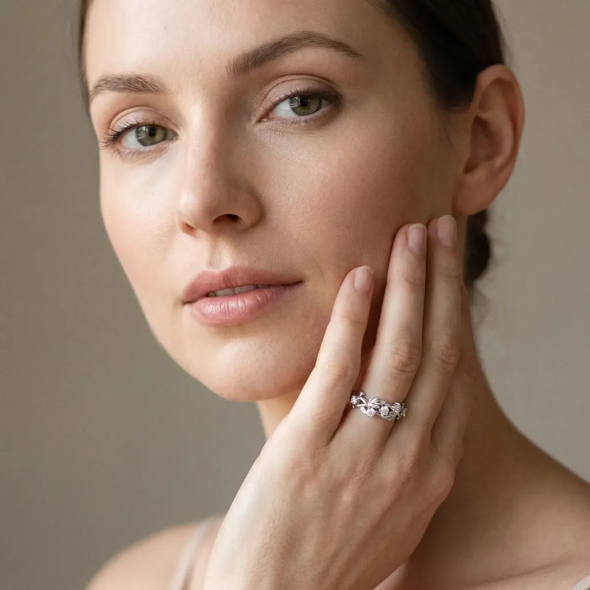 Round Diamond Leaf Motif Band with Prong Setting Silver