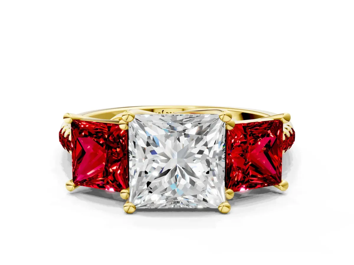 Three-Stone Princess Cut Diamond Ring with Round Ruby Pavé Band and Prong Setting Yellow gold